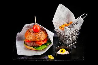 Burger de vita cu cartofi wedges si sos tartar