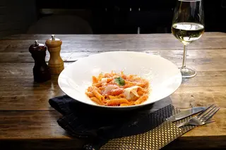 Penne cu sos de roșii, busuioc și grana padano