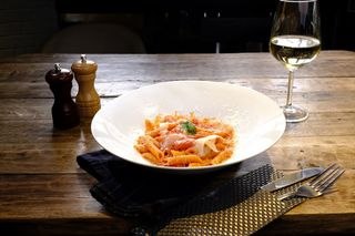 Penne cu sos de roșii, busuioc și grana padano