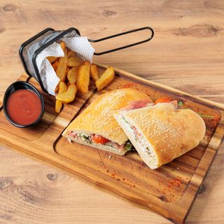 Sendvič sa pršutom i mozzarellom