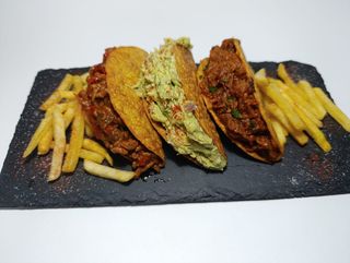 Combo de tacos (3 uds.) con patatas medianas y una bebida