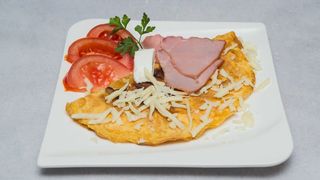 Omlet sa pečenicom 