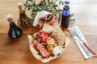 MENIU MEDIU SOUVLAKI DE PORC SI BAUTURA RACORITOARE