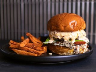 Бургер трюфельний з яловичиною