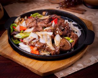 Мясо на жаровне с луком