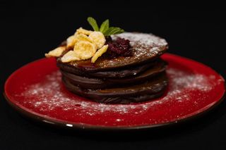 Шоколадні панкейки з вишневим конфі та згущеним молоком