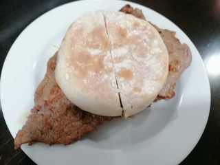 Prego de Vitela no Bolo do Caco