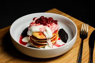 Панкейки з маком та томленою вишнею