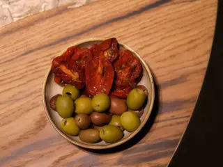 Оливки з в'яленими томатами (100g)