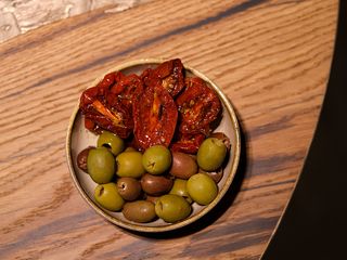 Оливки з в'яленими томатами (100g)