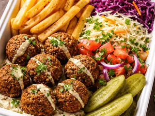 Falafel na talerzu