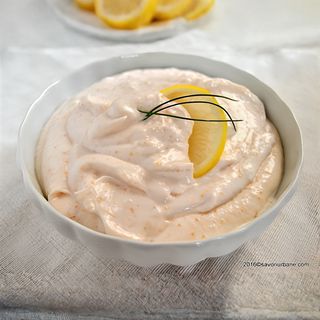 Salată de icre de știucă cu ceapă și lămâie