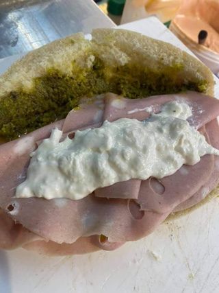 Panino con mortadella al pistacchio e ricotta