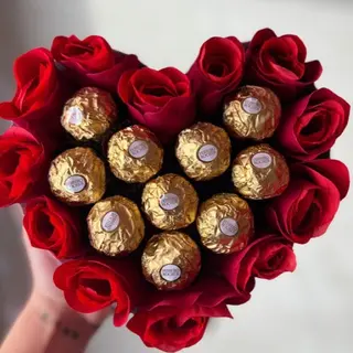 12 rosas con bombones
