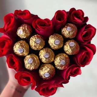 12 rosas con bombones