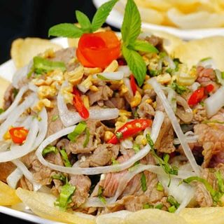 Ensalada de salsa tamarindo con cebolla y ternera