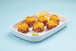 Запеченный ролл с лососем (6 шт.)