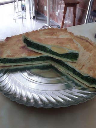 Empanada de espinacas con huevo y queso
