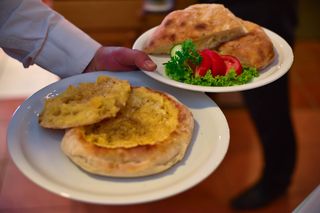 Lepinja sa kajmakom i svinjskom pršutom