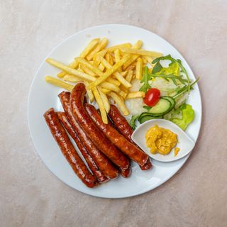 Dimljena kobasica i pomfrit