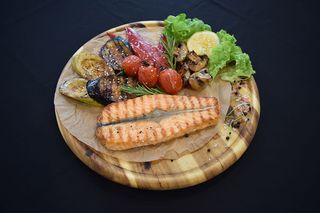 Somon cu legume grill