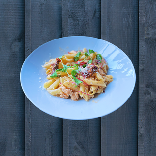 Penne z kurczakiem i suszonymi pomidorami 300 g