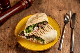 Wrap cu mușchi de vită și sos de iaurt