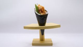 573. Temaki spicy salmon - 1 pezzo