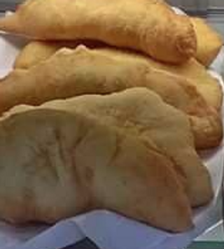 Calzone fritto pomodoro e mozzarella