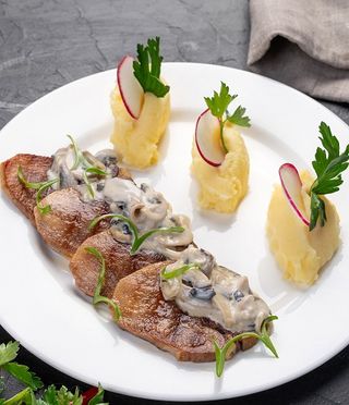 Говяжий язык с грибами (300гр)