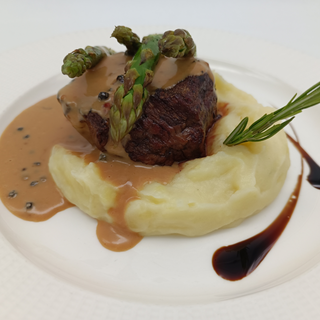 Телешки стек от бон филе с пепър сос, картофено пюре и аспержи (350г)