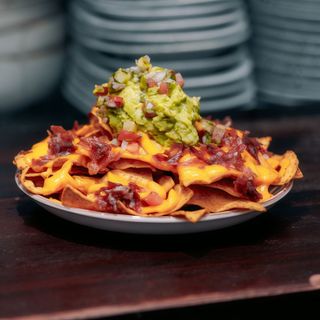 Nachos iberics amb molt formatge, jabugo i guacamole casolà.