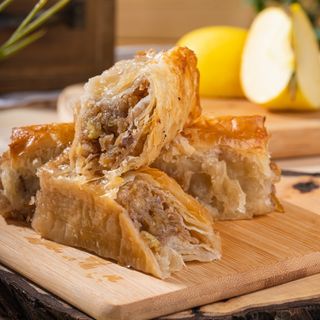 Сиропиран щрудел с орехи и стафиди