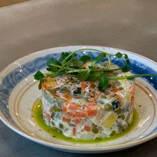 Салат Олів'є з куркою су-від