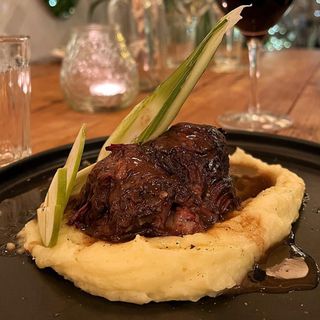 Carillera de ternera al vino tinto con cremoso de coliflor