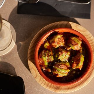 Albondigas con guisantes y sepia