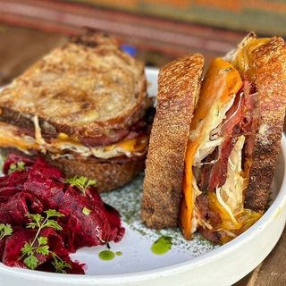 Накладенець з пастрамі