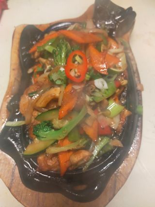 Ryba pieczona na gorącym żeliwie