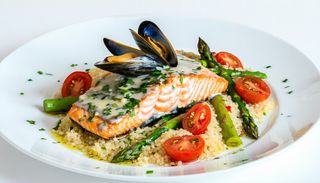 Somon in sos de midii, sparanghel, bulgur, rosii cherry