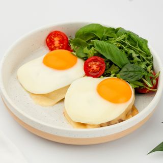 Toast de pâine din hrișcă cu pârjoală din carne de vită și ouă prăjite