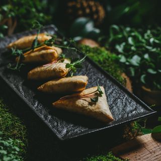 Самосы с йогуртовым соусом и овощами