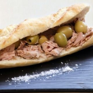 Atún y olivas sin hueso