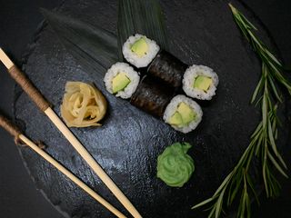 Макі з авокадо (110g)