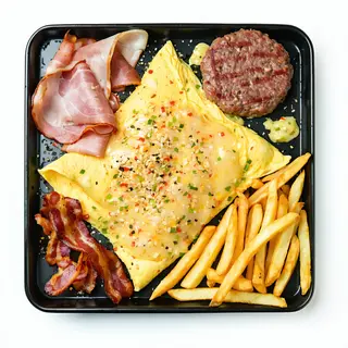 Plato de Tortilla Francesa con Jamón York y Hamburguesa