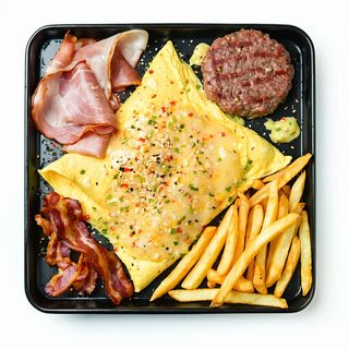 Plato de Tortilla Francesa con Jamón York y Hamburguesa