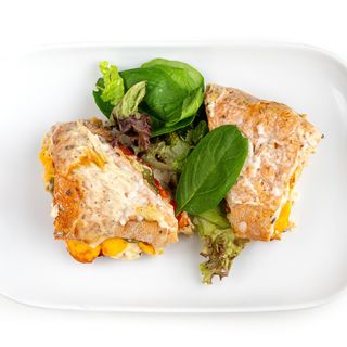 Croque-monsieur cu pastramă de pui afumat