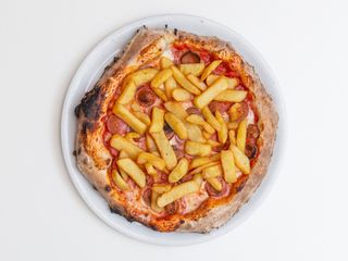 Pizza  würstel  e patatine