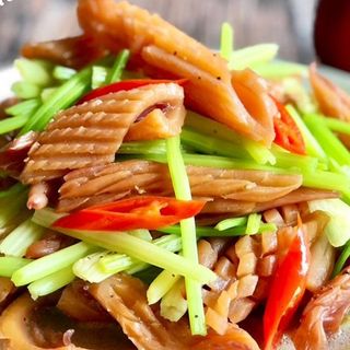 Calamares Salteado Con Apio 芹菜炒鱿鱼