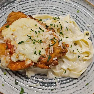 Tagliatelle Alfredo cu parmigiana de pui