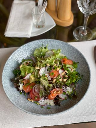 Salată cu somon slab sărat